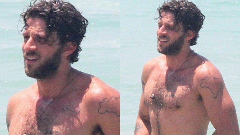 Musculoso, Chay Suede dá mergulho em praia do Rio e é flagrado ajeitando bermuda - AgNews/Daniel Delmiro