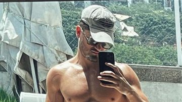 Em clique raro, Daniel Rocha posa de sunga e deixa volume aparecer - Instagram