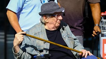 Aos 74 anos, Marco Nanini surge de cadeira de rodas em aeroporto do Rio de Janeiro - AgNews/Vitor Pereira