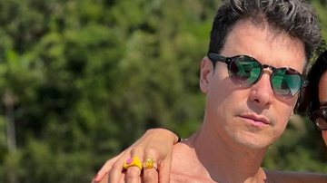 Descamisado, Rodrigo Faro agarra a esposa no barco e deixa mão boba escapar: "Casalzão" - Reprodução/Instagram