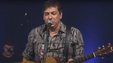 Aos 45 anos, cantor Sérgio Missão morre após sofrer mal súbito em cima do palco - Reprodução/YouTube