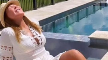Zilu Camargo deixa pernões à mostra de vestido micro à beira da piscina - Reprodução/Instagram