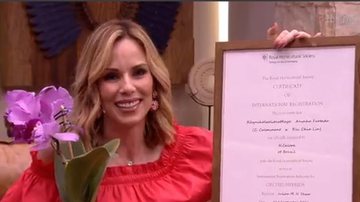 Ana Furtado se emociona ao receber flor com seu nome e relembra quando enfrentou o câncer de mama: "Exemplo dessa luta" - Reprodução/TV Globo