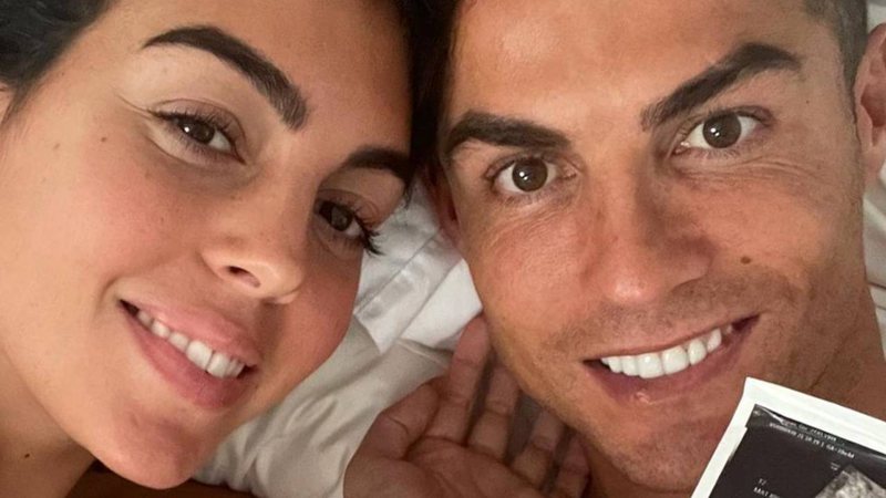 Cristiano Ronaldo anuncia que namorada está grávida de gêmeos: "Coração cheio de amor" - Reprodução/Instagram
