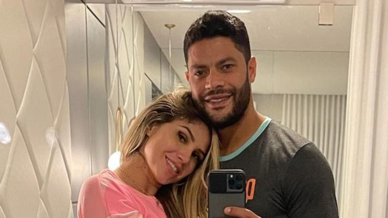 Hulk Paraíba se derrete pelo barrigão da esposa - Reprodução / Instagram