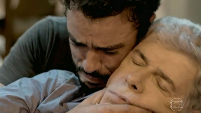 O cerimonialista foi atingido por um espeto de churrasco ao salvar o filho na noite desta segunda-feira (4); confira - Reprodução/ TV Globo