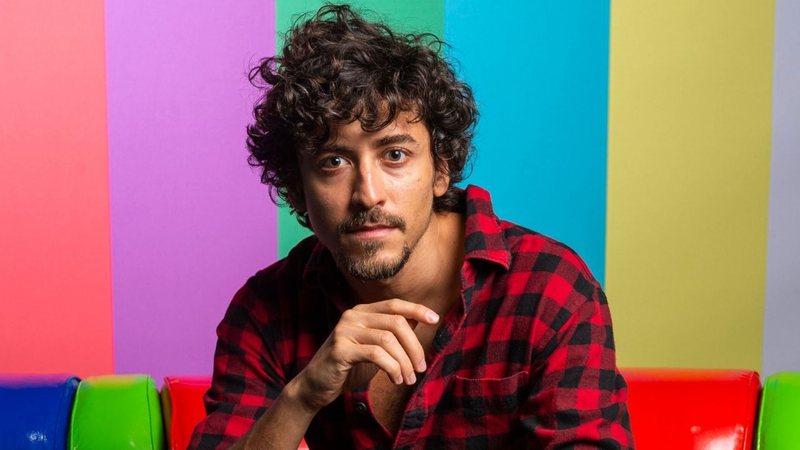 Ator apareceu completamente loiro para dar vida a um dos protagonistas da nova versão da trama de Benedito Ruy Barbosa - Reprodução/ TV Globo