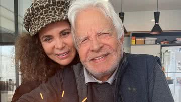 Cid Moreira celebra 95 anos e posa em clique raro com esposa - Reprodução/Instagram