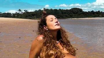 Grávida, Gabriela Pugliesi ostenta barrigão no limite e faz topless na praia: "Deusa" - Reprodução/Instagram