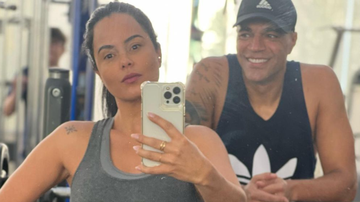 Ao lado do marido Denílson, a atriz Luciele Di Camargo exibe corpão sarado na academia - Reprodução/ Instagram