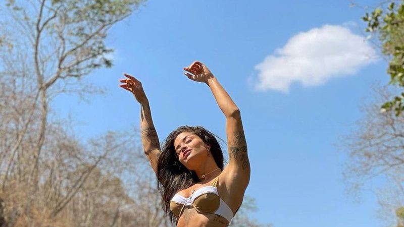 Aline Riscado levanta biquíni até o limite e ostenta corpo escultural em dia de cachoeira - Instagram