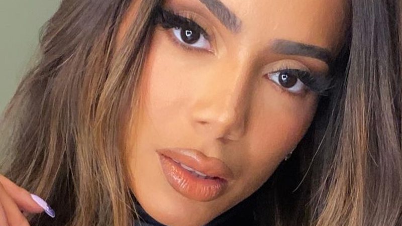 Anitta surge com decotão - Reprodução/Instagram