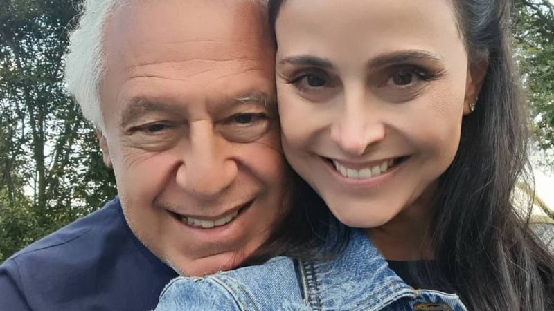 Agarradinhos, Antonio Fagundes ganha carinho da esposa em momento íntimo e se declara: "Melhor beijo" - Reprodução/Instagram