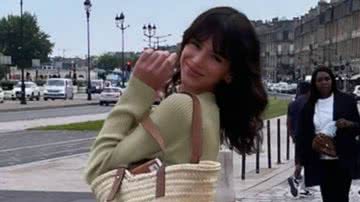 Na França, Bruna Marquezine rouba a cena com bumbum empinadíssimo em vestido curtinho - Reprodução/Instagram