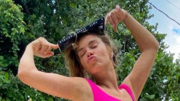 Aos 42 anos, Carolina Dieckmann posa de biquíni e exibe costelas marcadas: "Coitada de quem não gosta" - Reprodução/Instagram