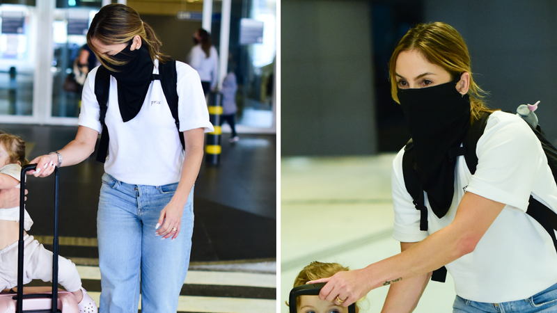 Espoletinha! Claudia Leitte desembarca no Brasil ao lado da filha Bela que 'apronta' em aeroporto - Leo Franco/ AgNews