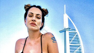 Em Dubai, Cleo dispensa retoques, aposta em biquíni trançado e causa na web: "Sem defeitos" - Reprodução/Instagram
