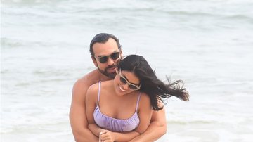 Munik Nunes é fotografada aos beijos com ex de Renata Dávila em praia - AgNews/Fabricio Pioyani