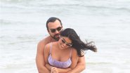 Munik Nunes é fotografada aos beijos com ex de Renata Dávila em praia - AgNews/Fabricio Pioyani