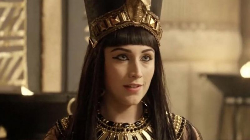 A rainha não medirá esforços para provar sua lealdade e estará disposta até mesmo a morrer pela honra e glória do Egito - Reprodução/ Record TV