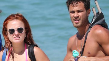 Larissa Manoela e André Luiz Frambach trocam beijos e carícias na praia - AgNews