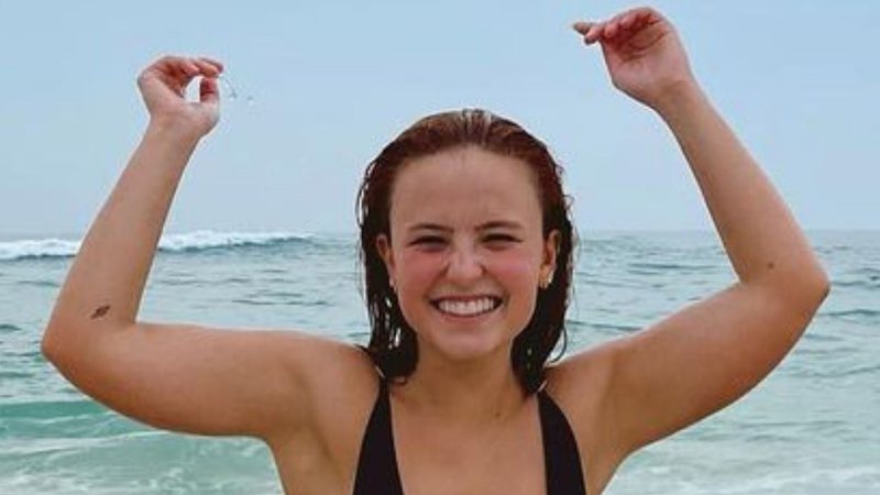 Larissa Manoela elege maiô cavadíssimo para banho de mar e deixa seguidores babando: "Gata" - Reprodução/Instagram