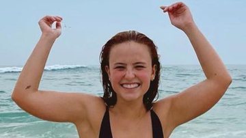 Larissa Manoela elege maiô cavadíssimo para banho de mar e deixa seguidores babando: "Gata" - Reprodução/Instagram