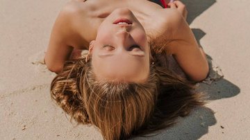 Só de maiô, Larissa Manoela deita na areia da praia e decote generoso rouba a cena: "Beleza pura" - Reprodução/Instagram