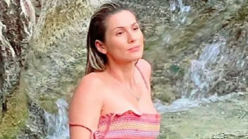 Viajando pelo Tocantins, Lívia Andrade posa em cachoeira exibindo pernões de dar inveja: "Deusa" - Reprodução/Instagram