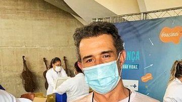 Ousadia! Marcos Pasquim exibe ‘tanquinho’ durante vacinação contra Covid-19 - Instagram