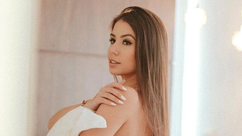 Com shortinho colado, ex de Whindersson, Maria Lina dispensa parte de cima e ousa fazendo topless - Instagram