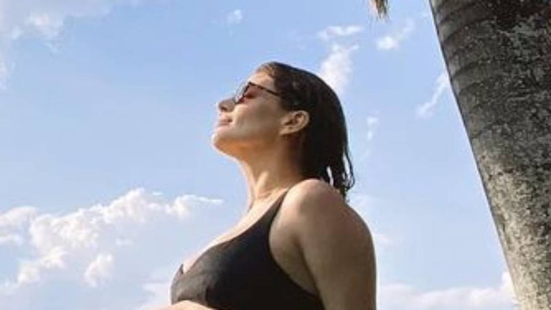 Aos oito meses, Mônica Benini posa só de biquíni e coloca barrigão de grávida para jogo: "Já amo tanto" - Reprodução/Instagram