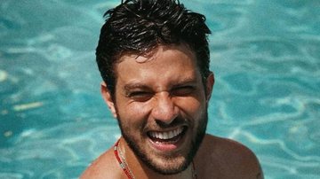 Na piscina, Chay Suede exibe abdômen sarado e braços musculosos e deixa seguidores babando: "Que homem" - Reprodução/Instagram