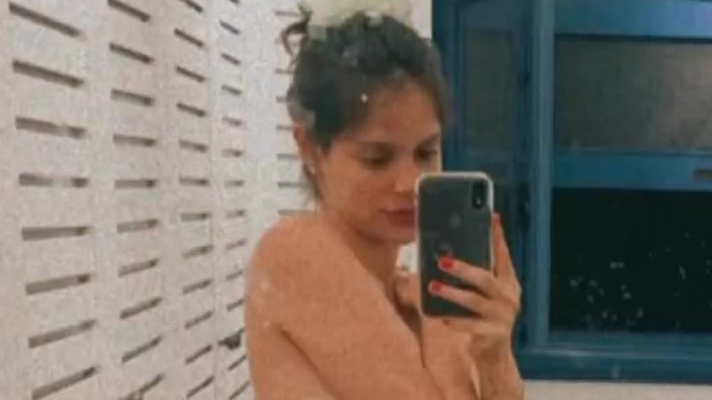 No oitavo mês, Laura Neiva surge de topless e exibe barrigão da segunda gravidez: "José tá grande" - Reprodução/Instagram