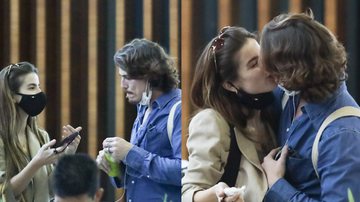 Giulia Be e Rômulo Arantes são clicados aos beijos em aeroporto - Lucas Ramos / AgNews