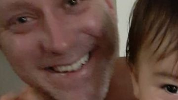 Lembra dele? Sérgio Hondjakoff posa sorridente com o filho e se declara à esposa: "Mãe zelosa" - Reprodução/Instagram