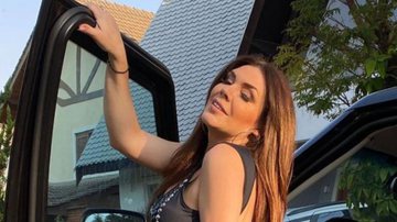 Aos 45 anos, Simony empina o bumbum ao entrar em carro de luxo: "Não sou perfeita" - Reprodução/Instagram