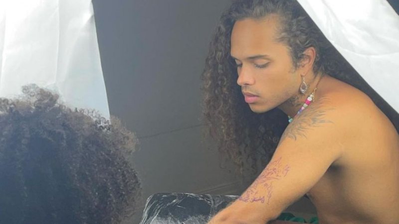 Vitão faz tatuagem inusitada com frase intrigante e seguidores reagem: "Nunca mais te chamo de príncipe" - Reprodução/Instagram