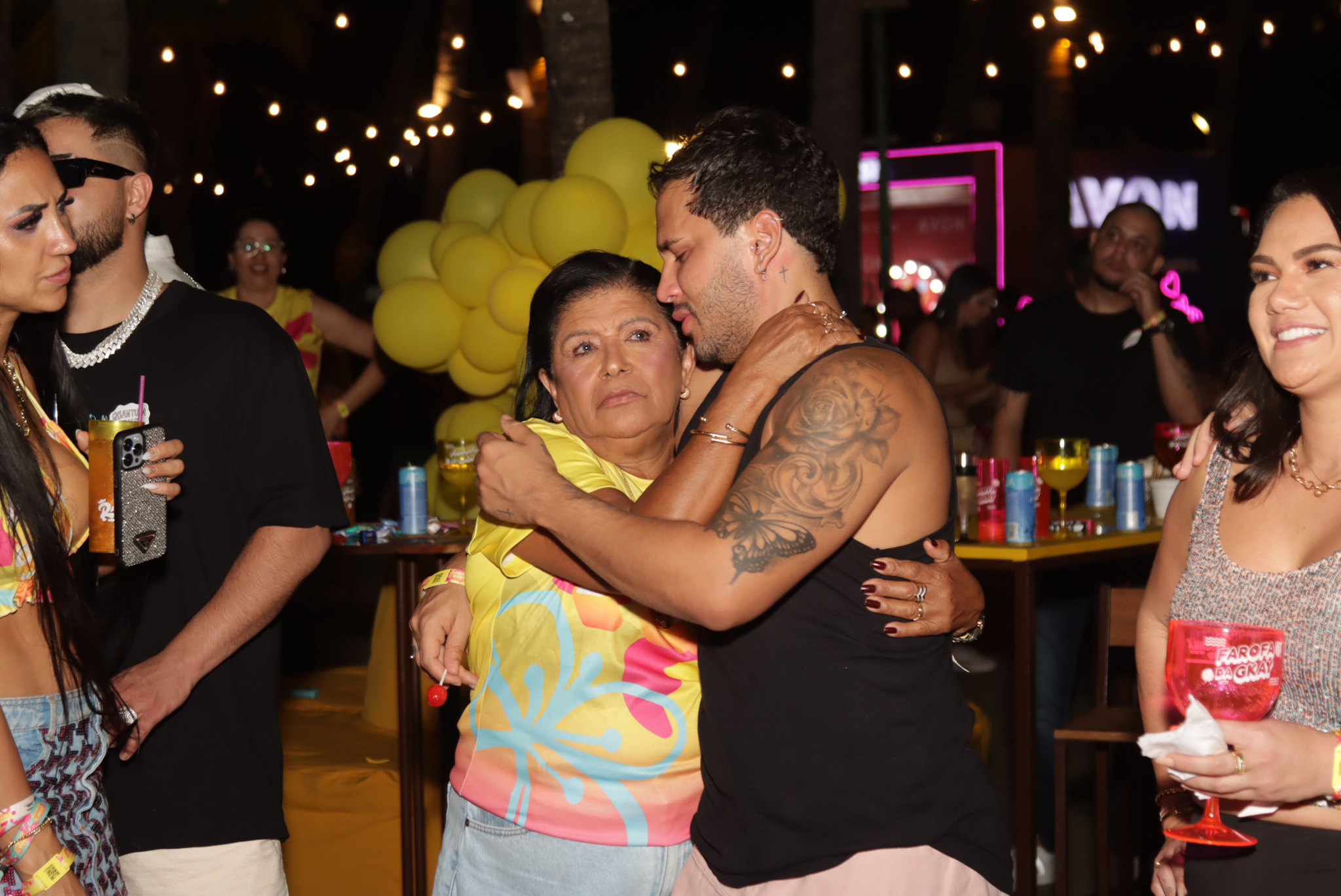 Lucas Guimaraes chora abraçado a ex-sogra, enquanto ouve declaração de Carlinhos
