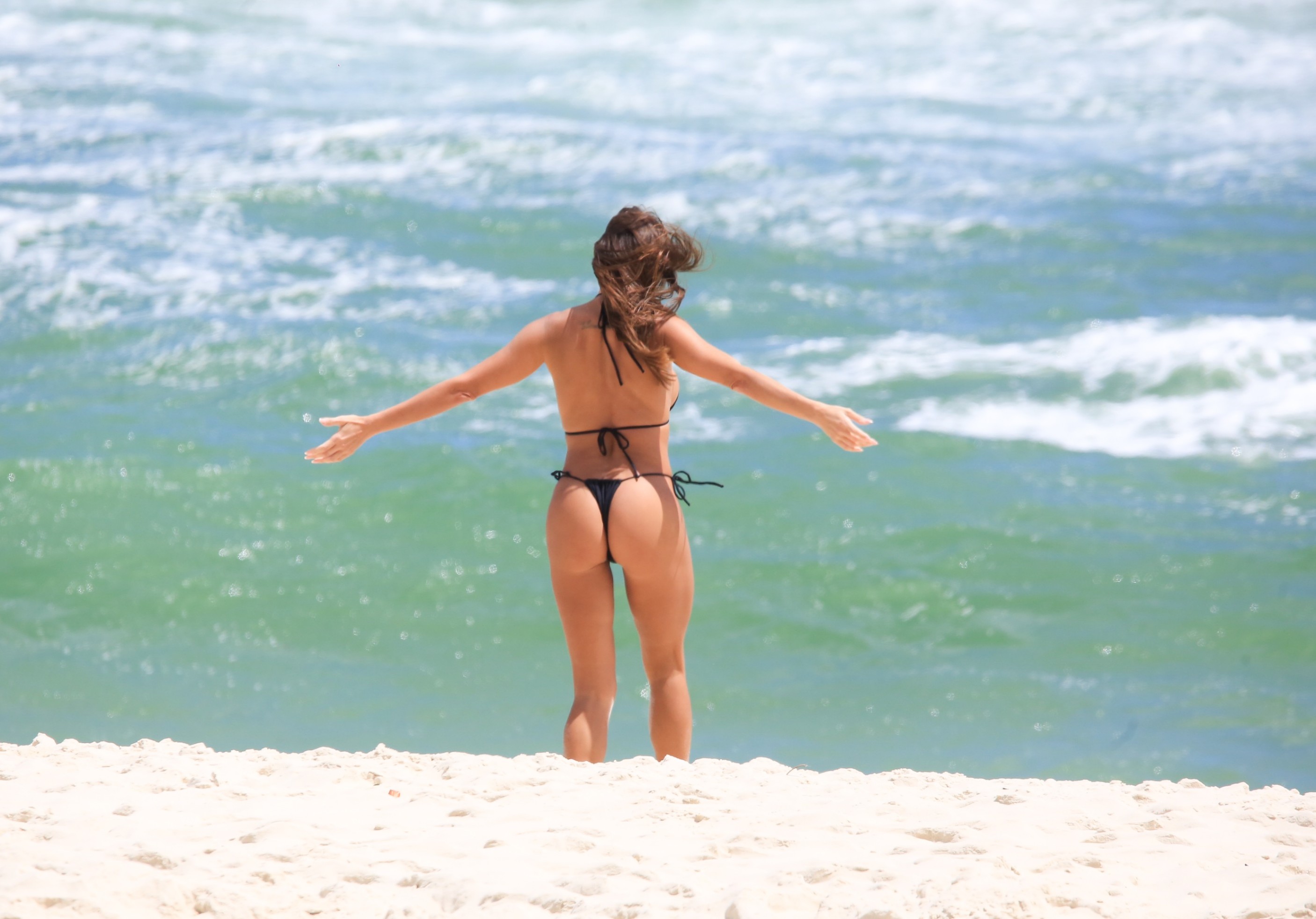 Deborah Secco usa biquíni preto em dia de praia e exibe corpo definido
