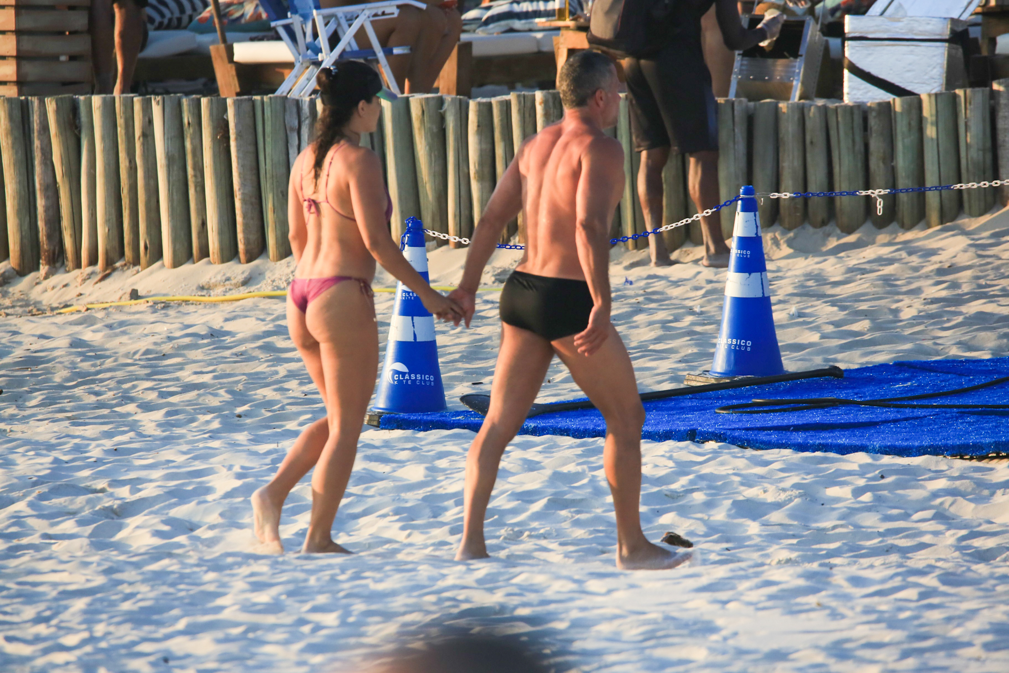 Malvino Salvador com a esposa na praia