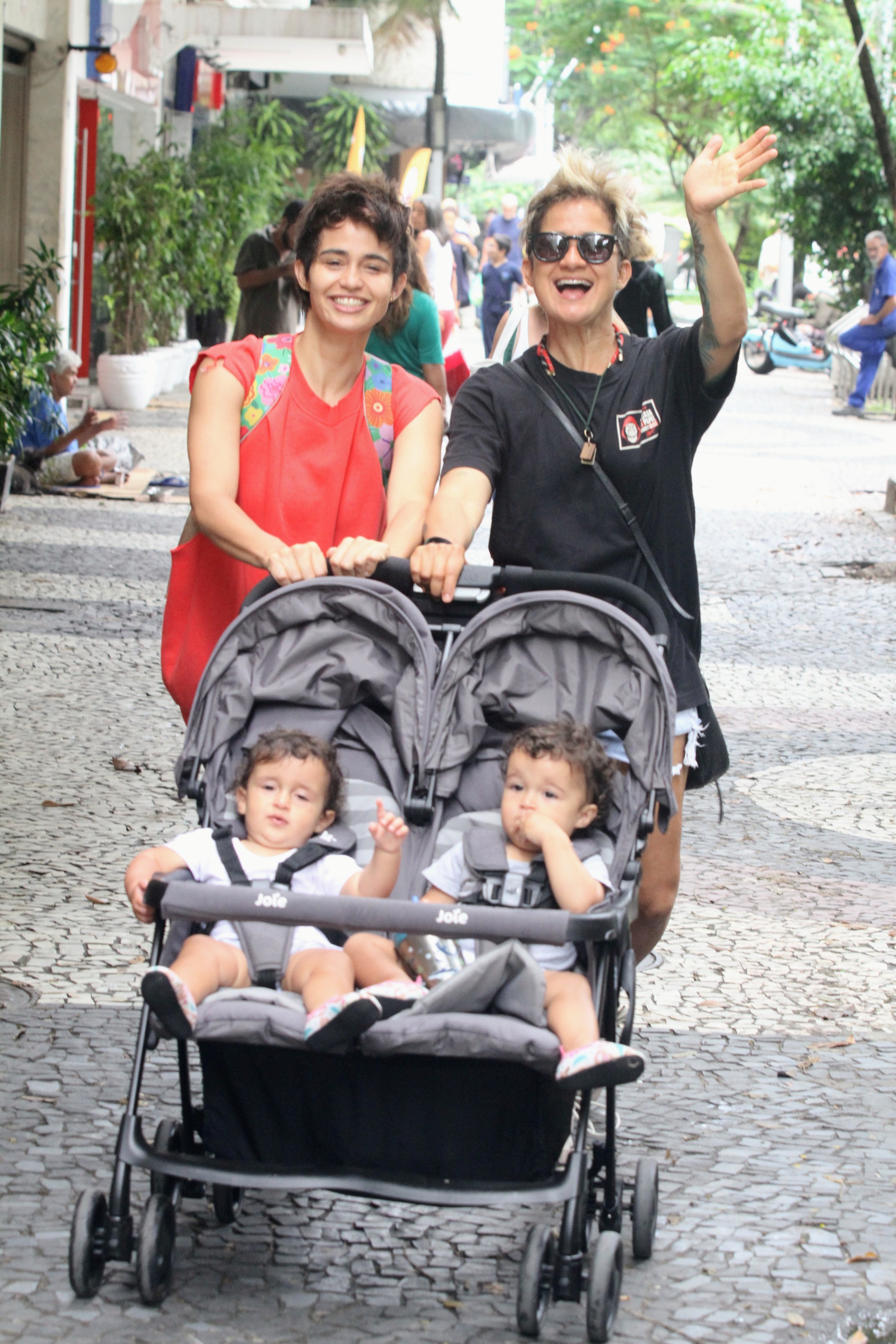 Nanda Costa e as filhas gêmeas
