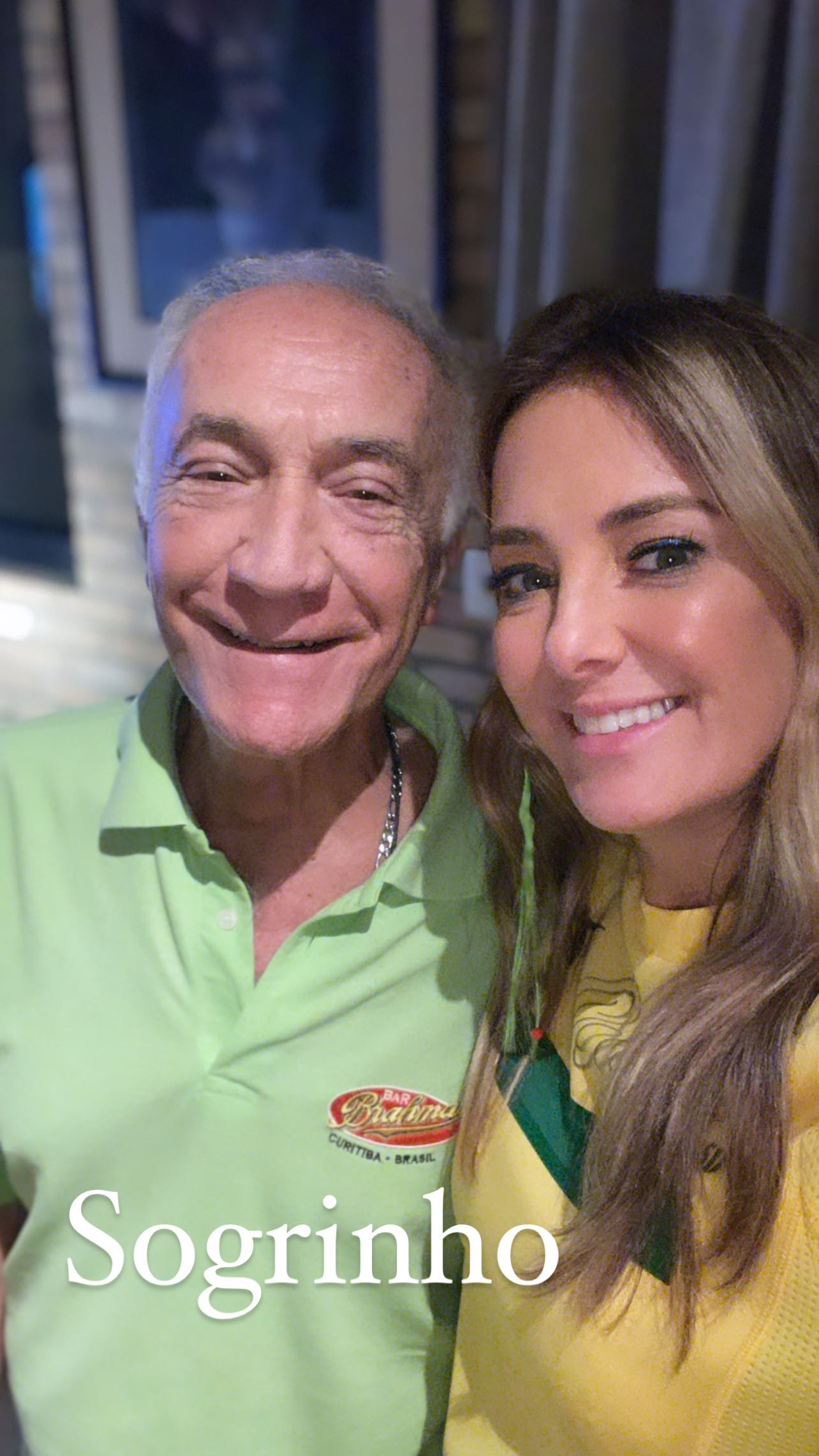 Ticiane Pinheiro aparece com uma camisa do Brasil amarela e posa coladinha com o sogro, que usa uma camisa verde