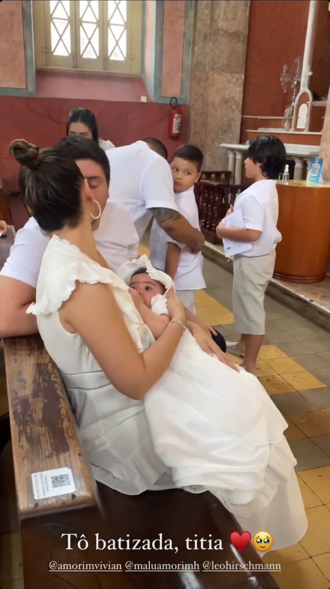 Vivian Amorim batiza filha