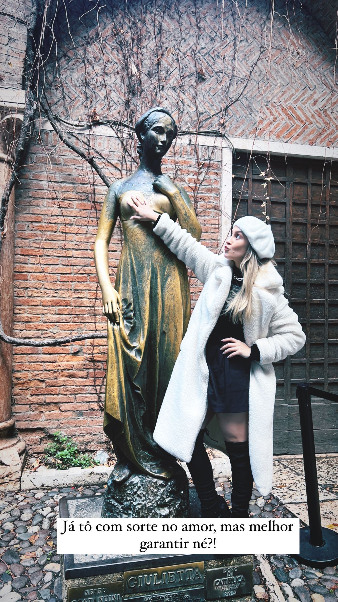 Carla Diaz toca nos seios da estátua de Julieta