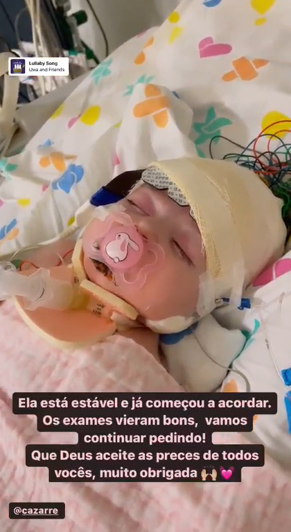 Maria Guilhermina aparece deitada na cama do hospital, ela usa um gorro amarelo na cabeça e uma chupeta rosa e está envolvida por fios. A bebê dorme no momento do clique. Na legenda, a mãe conta que ela está estável