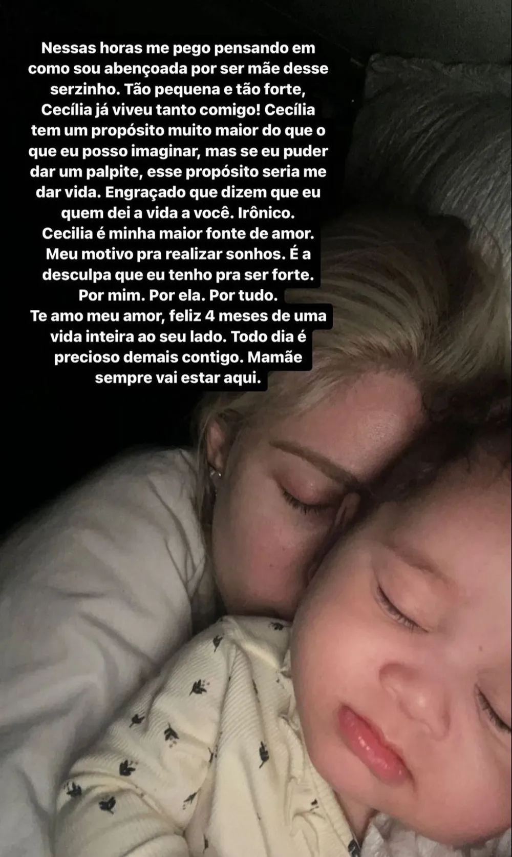Ex de Éder Mlitão, Karoline Lima deitada na cama com a herdeira, Cecília. A bebê dorme enquanto é abraçada pela mãe, que desabafa 