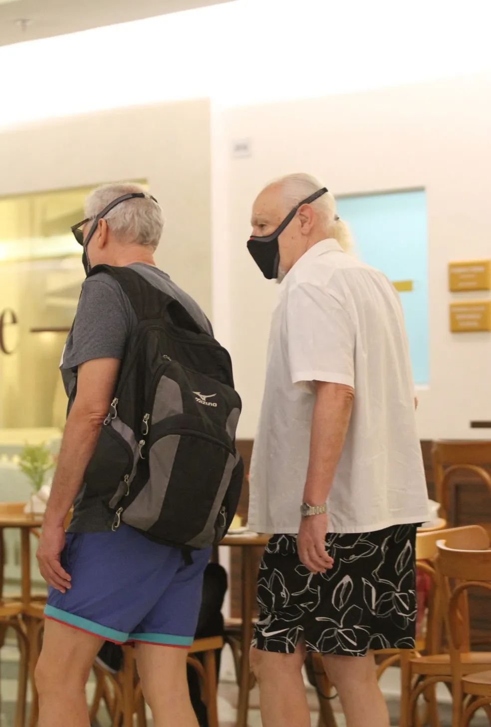Ney Latorraca e o marido andando pelos corredores de um shopping no Rio de Janeiro
