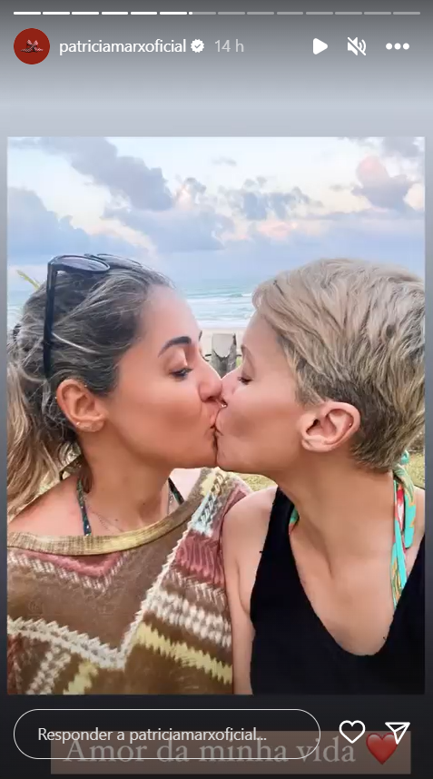 Na praia, Patrícia Marx aparece beijando a namorada Renata Pedreira