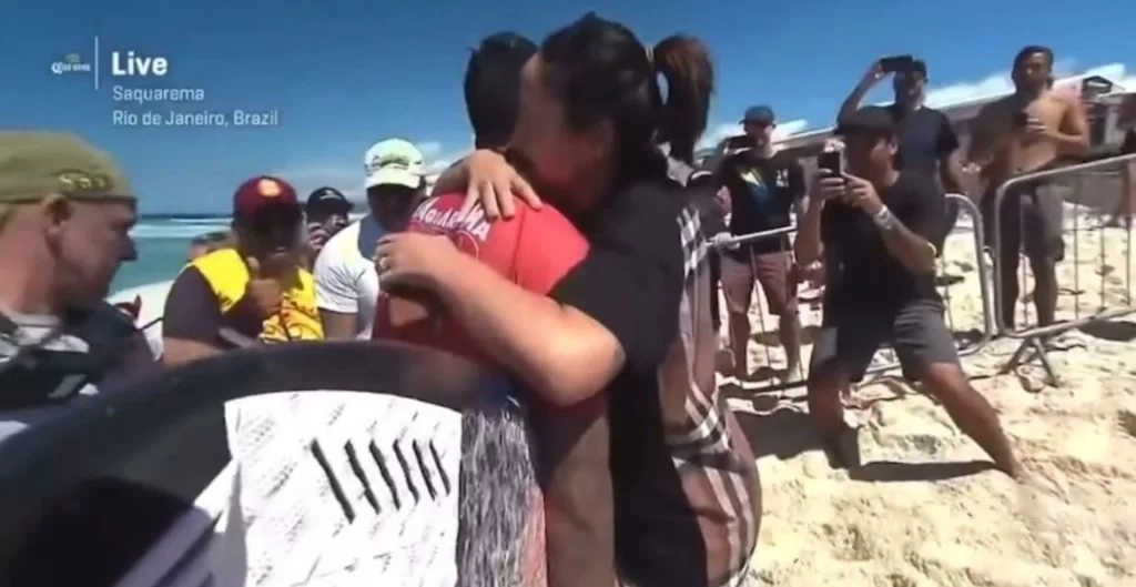 Gabriel Medina ganha abraço da mãe Simone Medina. Os dois estão à beira do mar, na praia